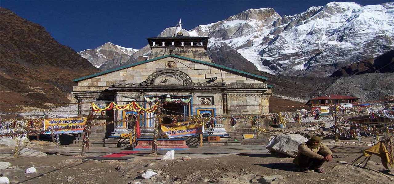 Kedarnath temple below snow peaks
