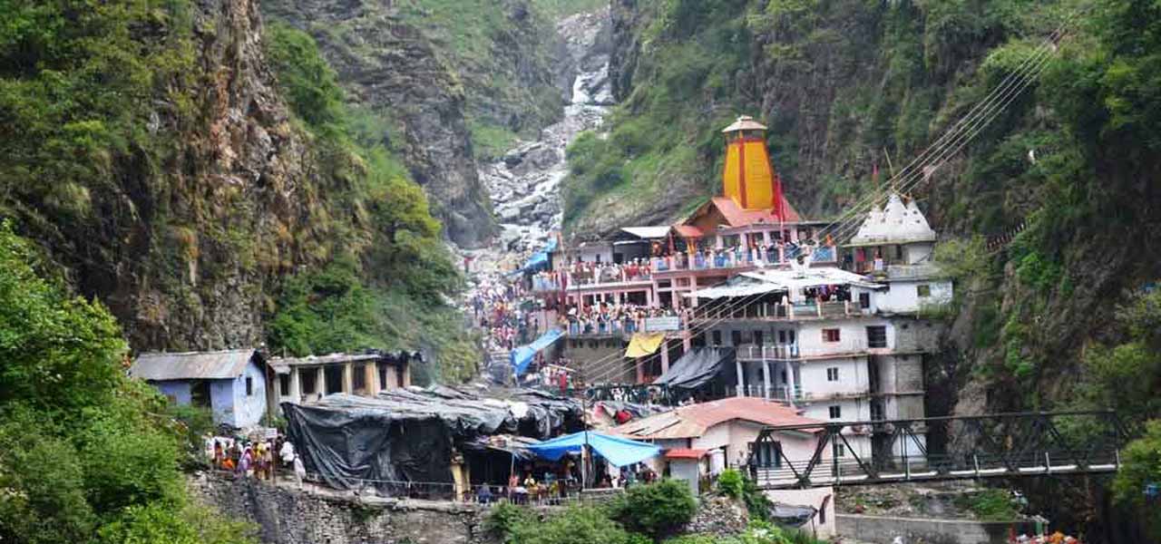 Pilgrims walking to Yamunotri temple