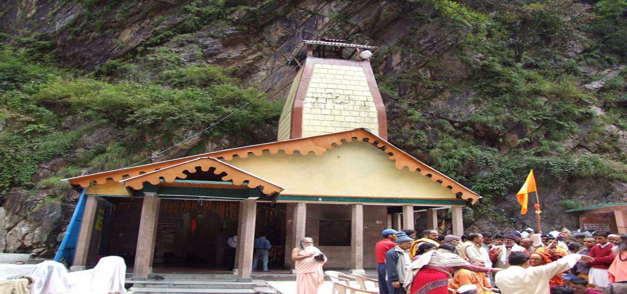 Yamunotri temple beside the Yamuna